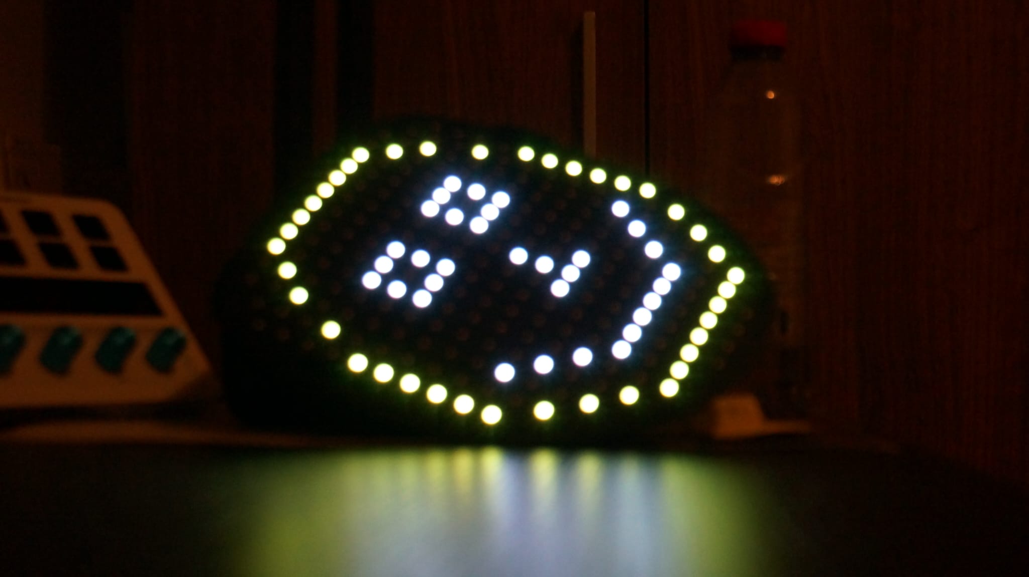 Máscara icónica de Los Reversos, símbolo del grupo